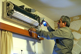 PICT2177 small ANDREAS fixing AC.jpg - 73267 Bytes